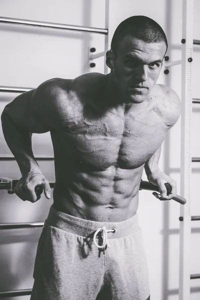 Cool bodybuilder in the gym — Stock Photo, Image