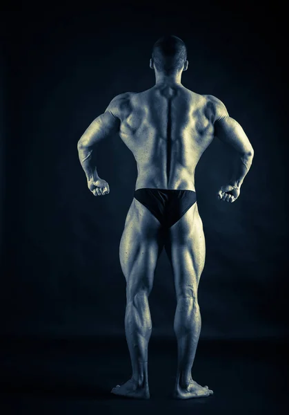 Stark mit muskulösem Körper im Fitnessstudio — Stockfoto