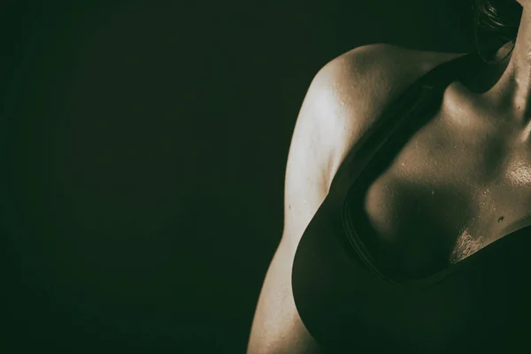 Seksowna kobieta fitness na czarnym tle — Zdjęcie stockowe