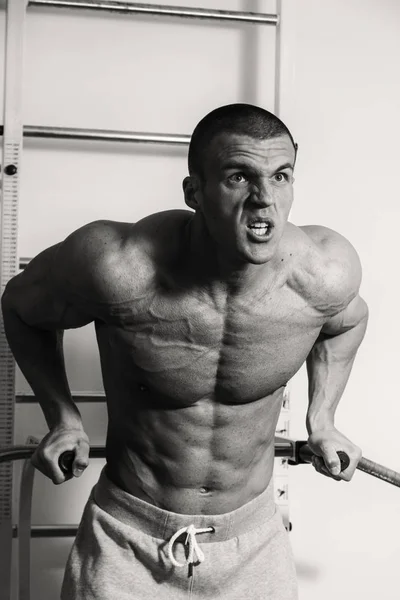 Proceso de entrenamiento de hombres en el gimnasio —  Fotos de Stock