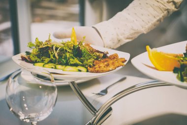 Masanın üzerine salata ile plaka