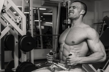 spor olarak güçlü bir adam