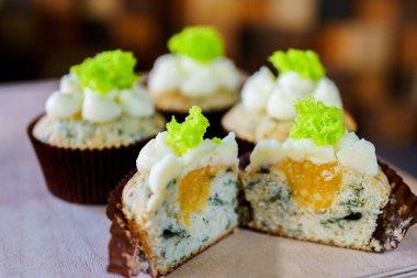 bir tepsi üzerinde pek çok güzel pastalar