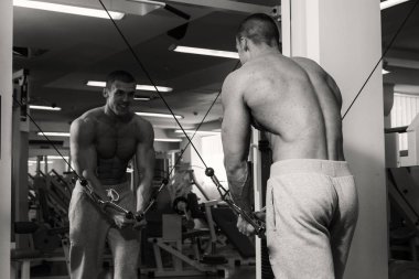 spor olarak güçlü bir adam