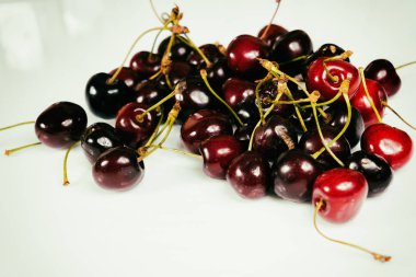 Beyaz bir arka plan üzerinde güzel, sulu organik kiraz