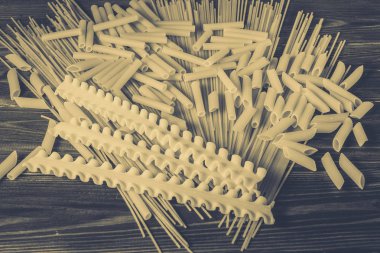 Ahşap arka planda farklı türde makarna.