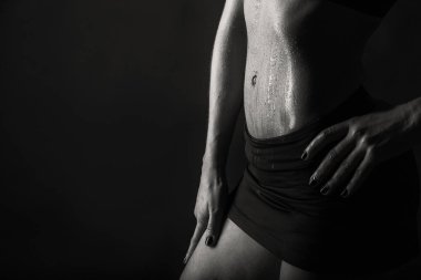 Siyah arka planda kız boks eldivenleri