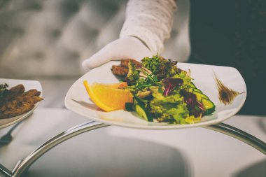 Masanın üzerine salata ile plaka