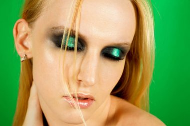 Makyaj yeşil gölgeler ile