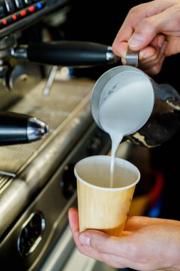 Süt kahve dökülür