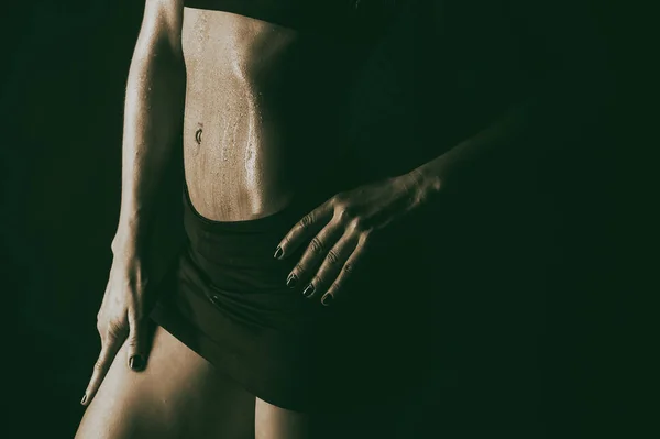 黒い背景にセクシーなフィットネス女性 — ストック写真