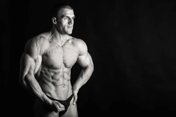 Male showing muscles — Stock Photo, Image