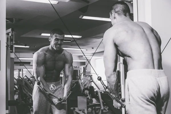 Cool bodybuilder in the gym — Stock Photo, Image