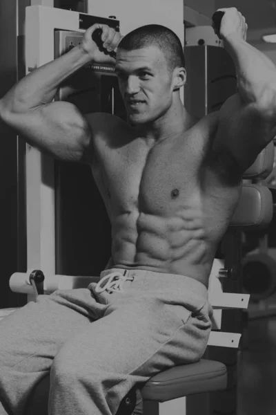 Processus d'entraînement hommes à la salle de gym — Photo