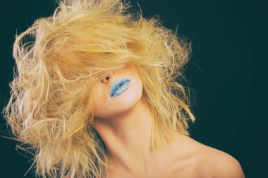 mavi dudaklı sarışın