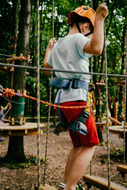 Çocuk bir kolye park tırmanıyor