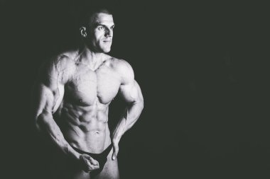 siyah arka plan üzerinde vücut geliştirmeci