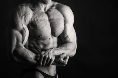 siyah arka plan üzerinde vücut geliştirmeci