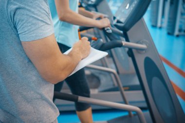 Eğitim koçu ve kızlar