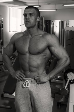 spor olarak güçlü bir adam