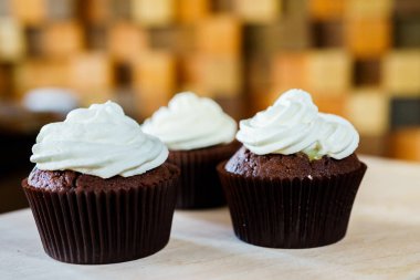 bir tepsi üzerinde pek çok güzel pastalar