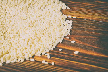 ahşap bir masa üzerinde pirinç