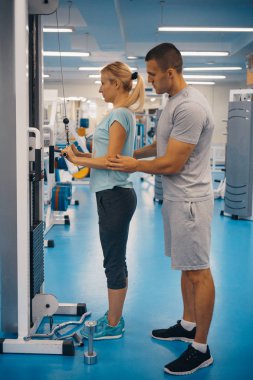 Kişisel eğitim kavramı. Koç ve istemci jimnastik salonu