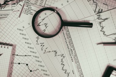 Mali grafik Büyüteç ve kalemler