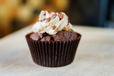 bir tepsi üzerinde pek çok güzel pastalar