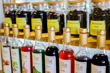 Bir kafede farklı şişeler