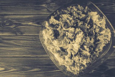 Ahşap bir zemin üzerine yeşil sebze salatası