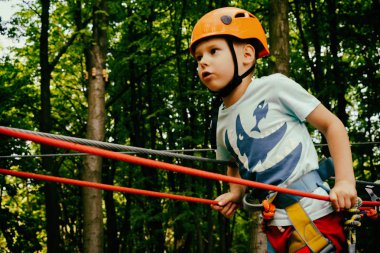 Aktif çocuk eğlence. İp park tırmanma