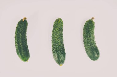 Beyaz bir arka plan üzerinde güzel, sulu organik salatalık