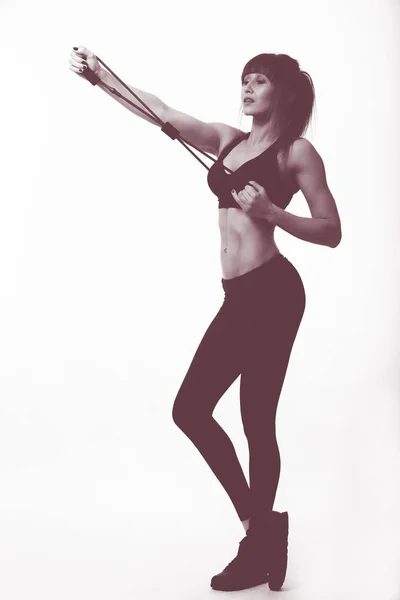 Жінка вправа з еластичними смугами для спорту — стокове фото