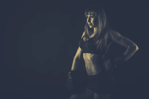 Luvas de boxe menina em um fundo preto — Fotografia de Stock
