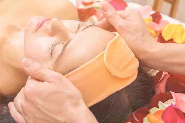 Personas, belleza, spa, cosmetología y cuidado de la piel concepto —  Fotos de Stock