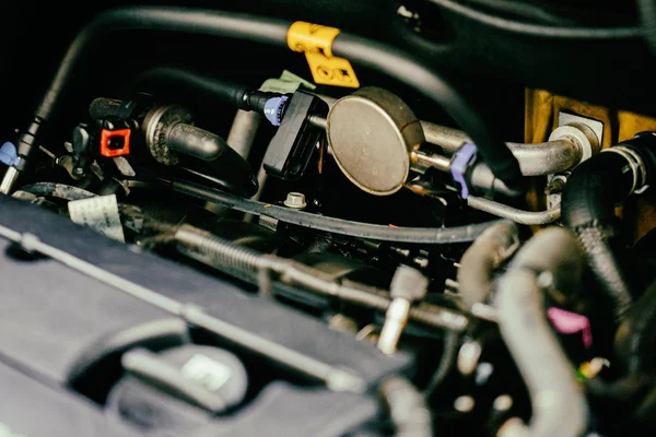 Техническая проверка двигателя автомобиля — стоковое фото