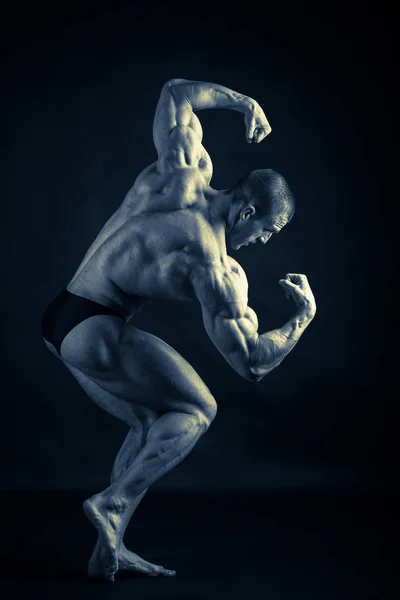 Сильний з м'язистим тілом у спортзалі — стокове фото