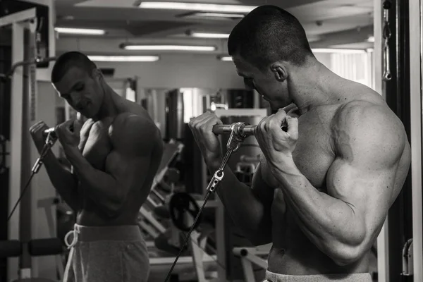 Sterke man in gym — Stockfoto