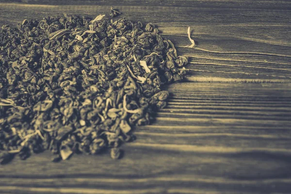 Zielona herbata na drewnianym tle — Zdjęcie stockowe