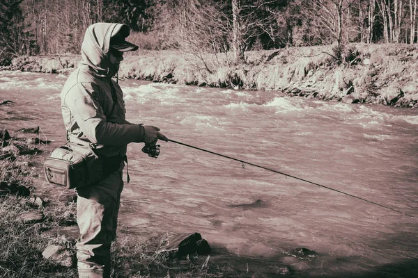 Pesca de truchas en el río de montaña — Foto de Stock