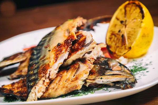 Вареная рыба на тарелке — стоковое фото