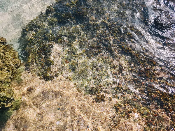 Piedras en agua clara —  Fotos de Stock