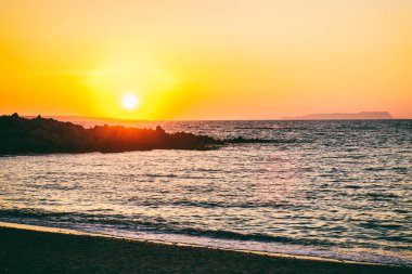 dağın denizinde gün batımı