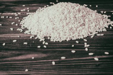 ahşap bir arka plan üzerinde pirinç