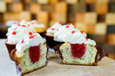 bir tepsi üzerinde pek çok güzel pastalar