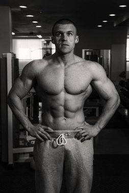 spor olarak güçlü bir adam