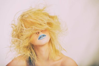 Yaratıcı makyaj ve saç