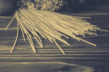 Spagetti ve sebze ahşap arka plan üzerinde