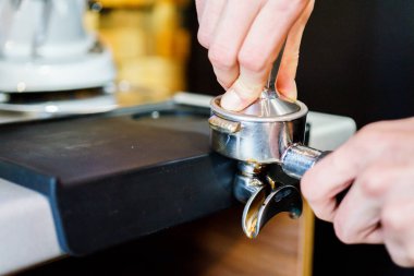 barmen bir kahve makinesi kahve hazırlar